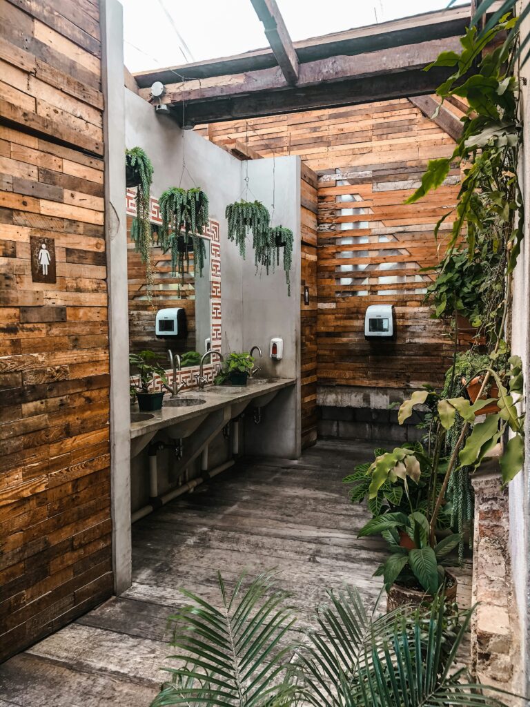 baño con plantas