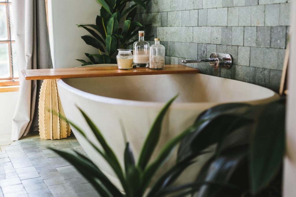 Espacio luminoso, texturas suaves, verde abundante y estilo eco-minimalista.